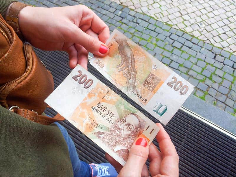 como y donde cambiar dinero en praga