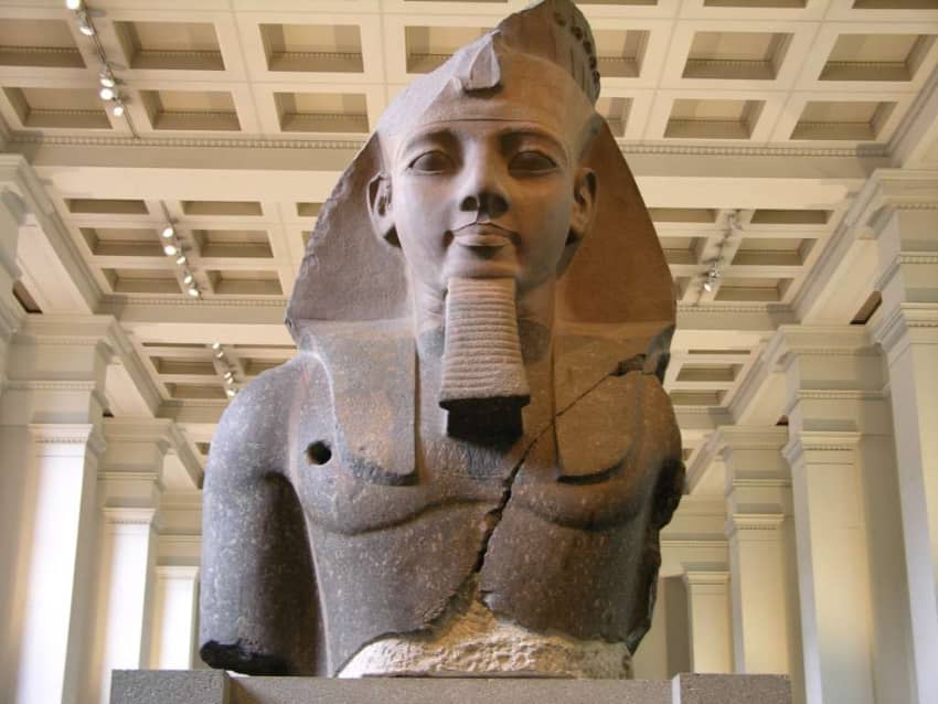 Las 10 cosas más interesantes para ver en el Museo Británico de Londres 1 las 10 mejores cosas que ver en el museo britanico de londra busto ramses II