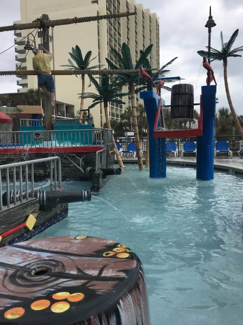 Estos son los MEJORES HOTELES y RESORTS del mundo para FAMILIAS con ADOLESCENTES 7 Captains Quarters Resort Myrtle Beach mejores hoteles para adolescentes
