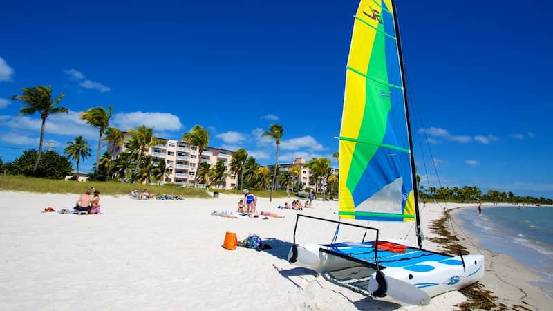 que hacer con ninos en los cayos Deportes acuaticos en Smathers Beach