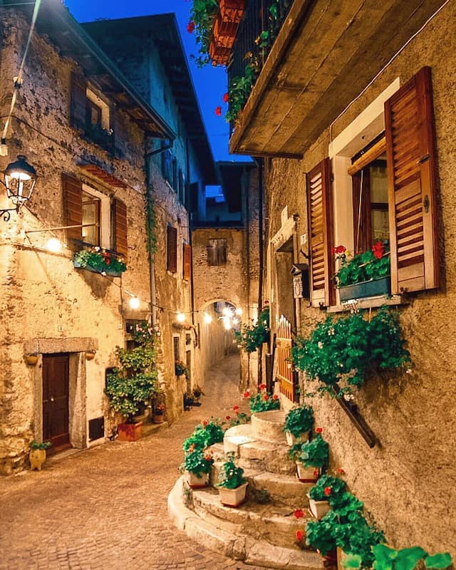 GUIA de VIAJE de TREMOSINE,Italia: la sorpresa en el Lago de Garda 8 donde salir de noche en tremosine
