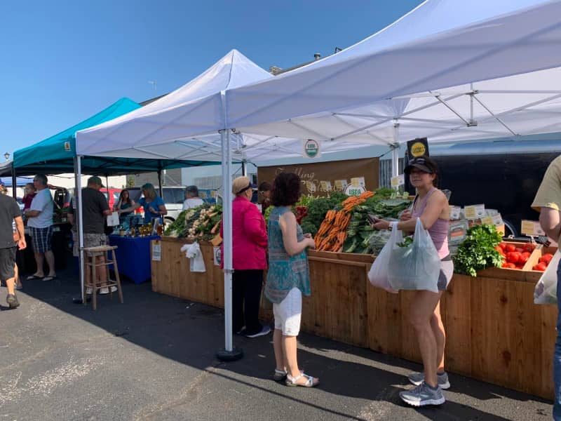 De un paseo por el centro de la ciudad Hickory Farmers Market que hacer