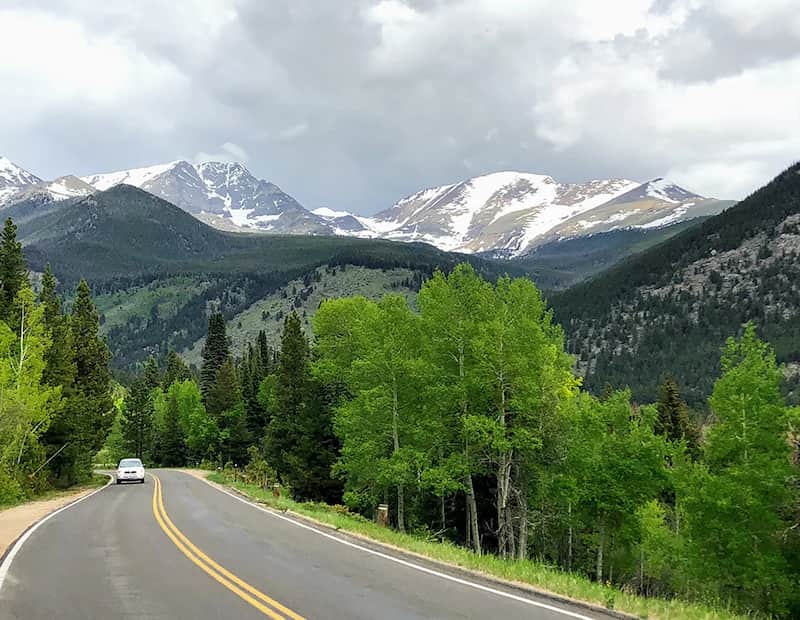 driving trail ridge road car on road que hacer montanas rocosas colorado