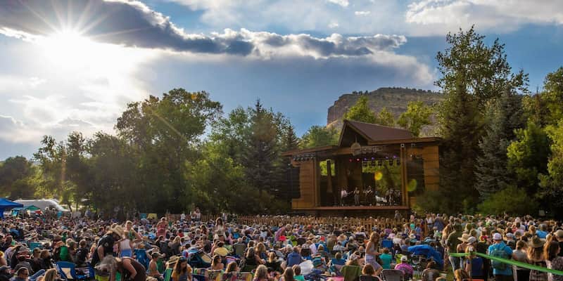 Los 10 mejores FESTIVALES para ver en COLORADO en VERANO 7 que hacer en colorado rocky mountain folks festival planet bluegress colorado 1600x800 1